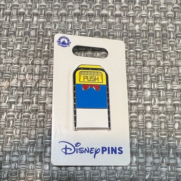 Disney Trash Can Pin- Snow White - Picture 1 of 2